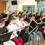 障害のある子どもに向けたコンサートを開く加古川東高校吹奏楽部＝加古川市加古川町粟津