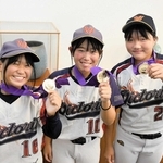 兵庫ヴィクトリアの全国制覇に貢献した（左から）角本亜也菜さん、梶本幸月己さん、釜田理世さん＝高砂市役所