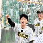 収録に臨む陣内智則さん＝日岡山公園野球場