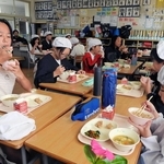 郷土の味、たこめしを味わう子どもたち＝播磨町古宮５、播磨南小
