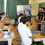 母校の加古川中で高校生活について語る加古川西高校の生徒＝加古川市加古川町備後