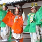 胡蝶の舞を披露する小学生＝２０２５年、志方八幡宮