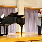 別府西小創立２５周年事業で歌声を披露するオペラ歌手の多田佳世子さん（右）＝加古川市別府町新野辺