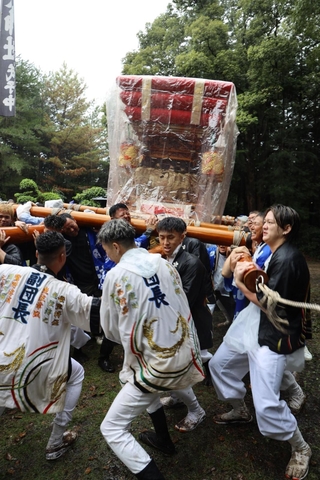 屋台を上げたり下げたりする男たち＝草谷天神社