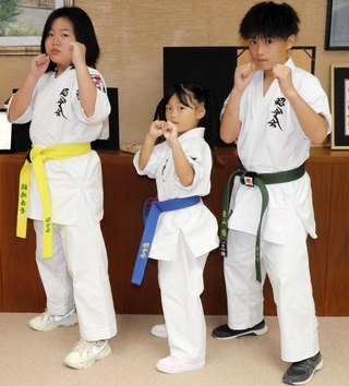 国際大会や全国大会に出場した（右から）栗山悠さん、栗山咲舞さん、鍋嶋杏音さん＝加古川市役所