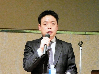 日本の歴史と神社の関係性などを紹介した宇倍神社宮司の金田祐季さん＝加古川市加古川町溝之口、加古川プラザホテル
