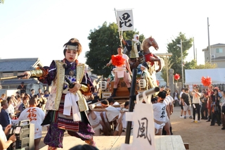 武田信玄にふんして舞う泉藍加さん（手前）＝小松原三社大神社