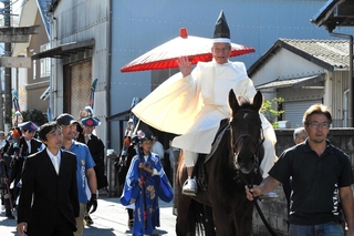 烏帽子姿の氏子が馬にまたがった祷人行列＝加古川市加古川町大野