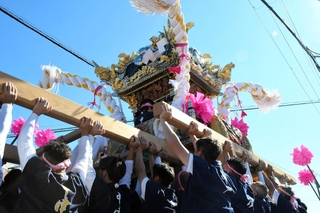 交差点で男たちが差し上げた中津地区の屋台＝加古川市加古川町大野