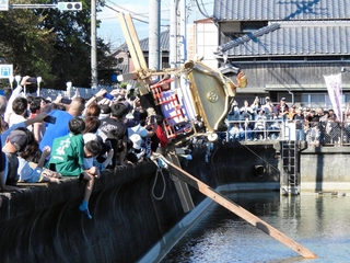天満大池に氏子らに投げ入れられるみこし＝稲美町六分一