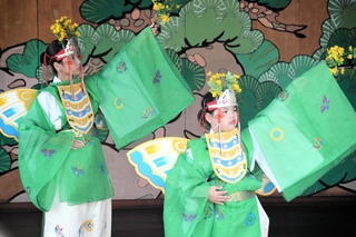 日々の練習成果を発揮して「和光楽」を披露する女児たち＝加古川市志方町志方町、志方八幡宮
