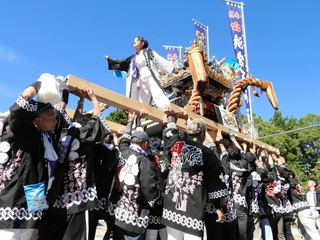 そろいの黒の法被で宮入りする口里地区の屋台＝加古川市尾上町口里