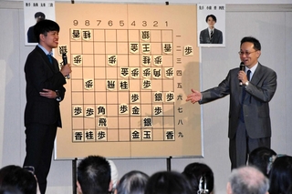 熱戦の模様を分かりやすく伝える井上慶太九段（右）と出口若武六段＝ウェルネージかこがわ