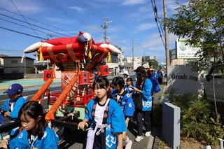 みこしで地域を巡行する子どもたち＝加古川市加古川町粟津