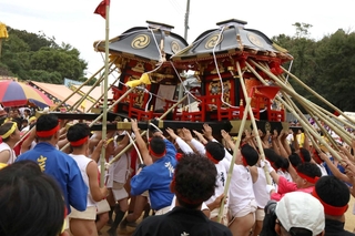 屋根の一部が破損するほど激しくみこしをぶつけ合った＝生石神社