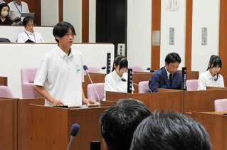 播磨町の幹部らに質問をぶつける中学生＝同町議会議場
