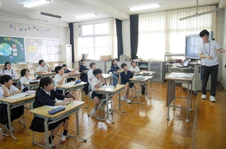 ３、４年生合同で行う外国語活動＝志方東小学校