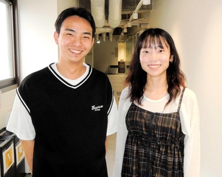 兵庫大教育学部の１期生として教員採用試験に合格した森聖裕さん（左）と児島愛奈さん＝加古川市平岡町新在家２