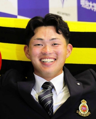 阪神からドラフト１位で指名された榊原七斗選手＝２２日、明治大