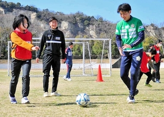 ＪＦＡ「リスペクトアウォーズ」大賞に輝いた取り組み「ユニナビサッカー教室」＝高砂市米田町島（チェント・クオーリ・ハリマ提供）