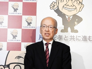 落選が確実となり、敗戦の弁を述べる片山安孝氏＝高砂市荒井町小松原３
