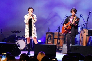 楽曲「星の記憶」を披露する上野樹里さん（左）と和田唱さん＝加古川市加古川町北在家