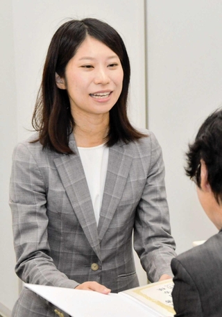 当選証書を受け取る島津明香氏＝高砂市役所