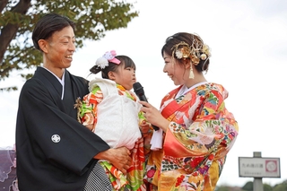 坂田勝彦さん、あかりさん夫妻の結婚成立を宣言する娘の絃ちゃん（中央）＝加古大池