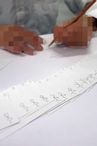 パラパラ漫画を鉛筆で描き上げる在院者＝加古川学園（画像の一部をモザイク加工しています）