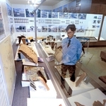 別府鉄道ゆかりの品々や写真が並ぶ会場＝播磨町大中１、同町郷土資料館