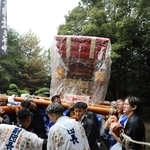 屋台を上げたり下げたりする男たち＝草谷天神社