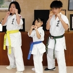 国際大会や全国大会に出場した（右から）栗山悠さん、栗山咲舞さん、鍋嶋杏音さん＝加古川市役所
