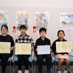 表彰状を手にする児童ら＝高砂市役所分庁舎