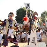 武田信玄にふんして舞う泉藍加さん（手前）＝小松原三社大神社