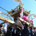 交差点で男たちが差し上げた中津地区の屋台＝加古川市加古川町大野