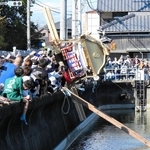 天満大池に氏子らに投げ入れられるみこし＝稲美町六分一