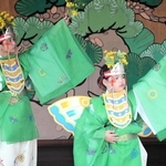 日々の練習成果を発揮して「和光楽」を披露する女児たち＝加古川市志方町志方町、志方八幡宮