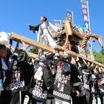 そろいの黒の法被で宮入りする口里地区の屋台＝加古川市尾上町口里