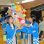 飾り付けられたみこしを担ぎ、会場を盛り上げた＝母里福祉会館