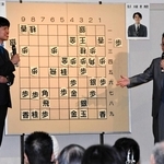 熱戦の模様を分かりやすく伝える井上慶太九段（右）と出口若武六段＝ウェルネージかこがわ