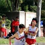 男子・東播磨１区の二村直樹選手（右）からたすきを受ける２区の橋本宏輝選手＝西脇市西脇