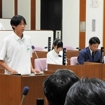 播磨町の幹部らに質問をぶつける中学生＝同町議会議場