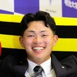 阪神からドラフト１位で指名された榊原七斗選手＝２２日、明治大