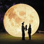 屋外に設置された直径５メートルの「惑星」。ウサギの耳や花束などの小道具を使って写真撮影ができる＝加古川市上荘町見土呂