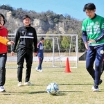 ＪＦＡ「リスペクトアウォーズ」大賞に輝いた取り組み「ユニナビサッカー教室」＝高砂市米田町島（チェント・クオーリ・ハリマ提供）