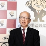 落選が確実となり、敗戦の弁を述べる片山安孝氏＝高砂市荒井町小松原３