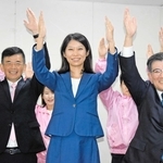 当選確実の一報を受け、支援者らとバンザイをして喜ぶ島津明香氏（中央）＝高砂市美保里