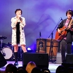 楽曲「星の記憶」を披露する上野樹里さん（左）と和田唱さん＝加古川市加古川町北在家