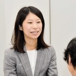 当選証書を受け取る島津明香氏＝高砂市役所