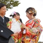 坂田勝彦さん、あかりさん夫妻の結婚成立を宣言する娘の絃ちゃん（中央）＝加古大池